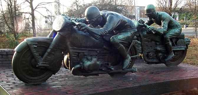 Motorradfahrer - Denkmal an der AVUS Einfahrt