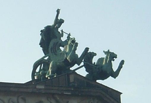 Apollo im vom Greifen gezogenen Streitwagen - Konzerthaus Berlin.