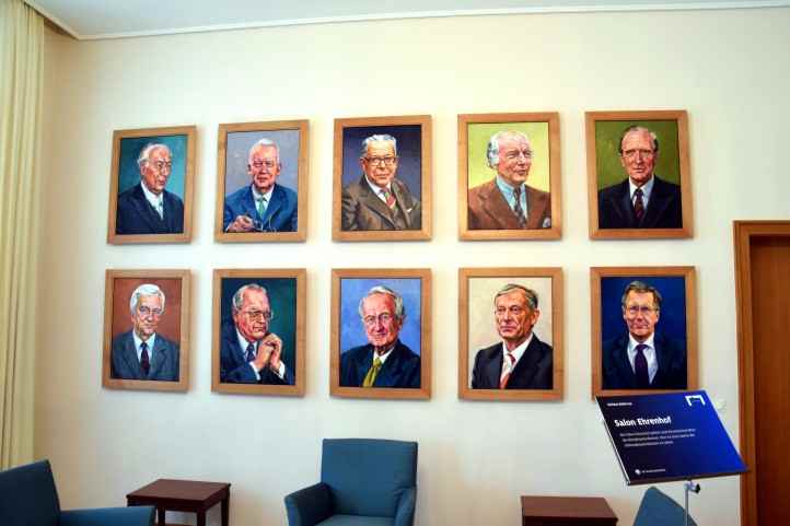Der Salon Ehrenhof mit den Porträts.