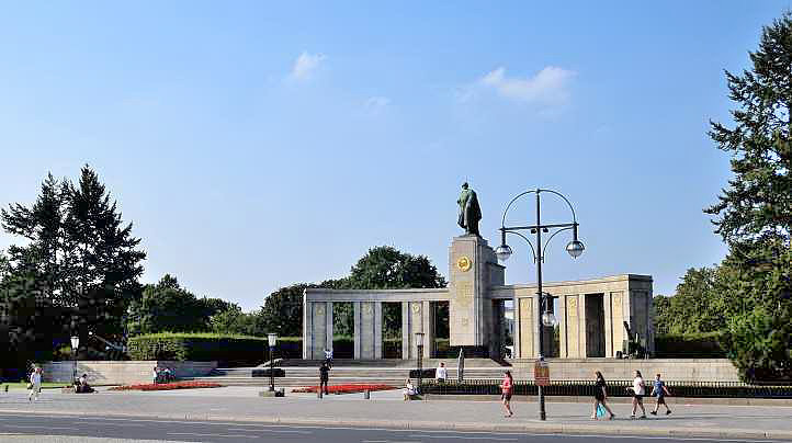 Sowjetisches Ehrenmal im Berliner Tiergarten.