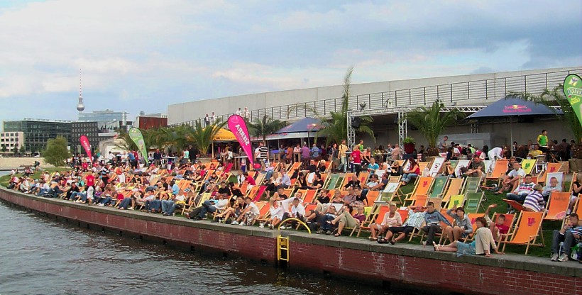Strandbar am Spreeufer an der Gustav-Heinemann-Brcke.