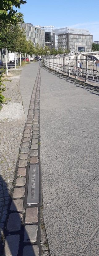 Kennzeichnung der Berliner DDR-Mauer - Stand 1961 bis 1989.