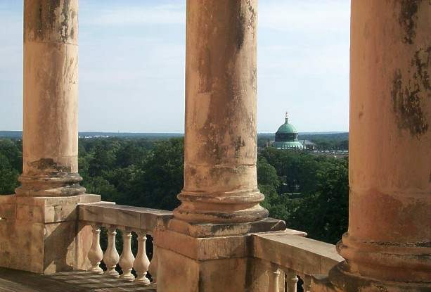 Blick durch die Säulen des oberen Rundgangs zum Neuen Palais im Park Sanssouci.