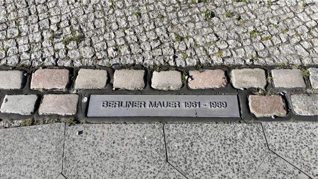 Kennzeichnung der Berliner DDR-Mauer - Stand 1961 bis 1989.