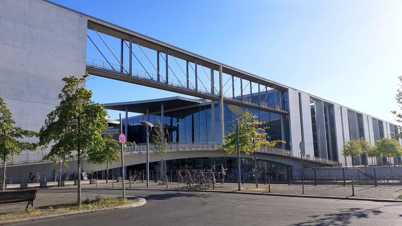 Die Bogenbrcke fhrt vom "Marie-Elisabeth-Lders-Haus" bis zum "Paul-Lbe-Haus".