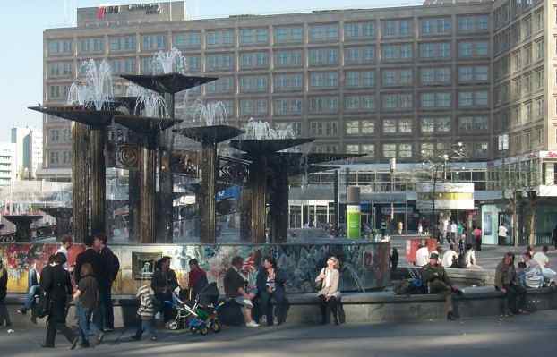 Brunnen der Völkerfreundschaft auf dem Alexanderplatz in Berlin