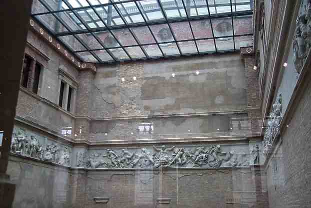 Griechischer Hof mit Schievelbeinfries - Neues Museum