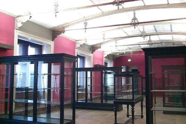 Roter Saal mit Originalvitrinen - Neues Museum