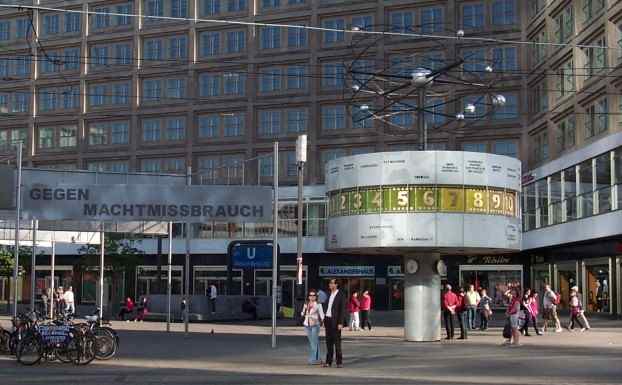 Die Urania-Weltzeituhr am Alexanderplatz in Berlin