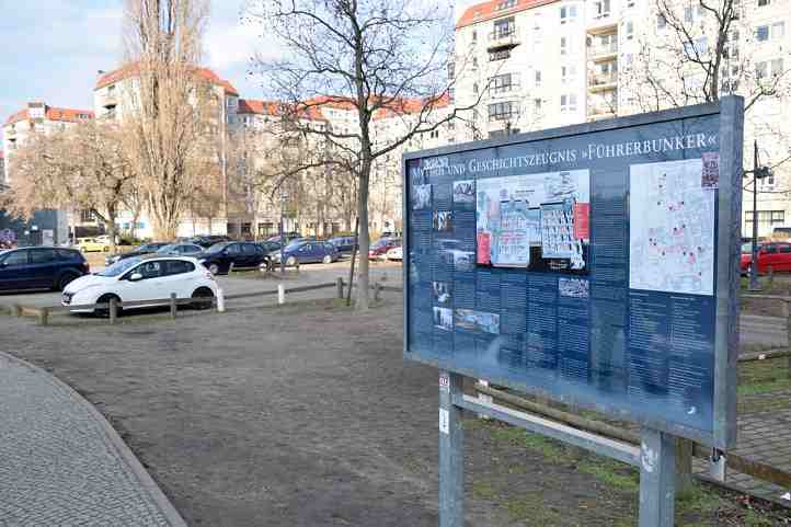 Infotafel und Parkplatz - Hitlers ehemaliger Führerbunker
