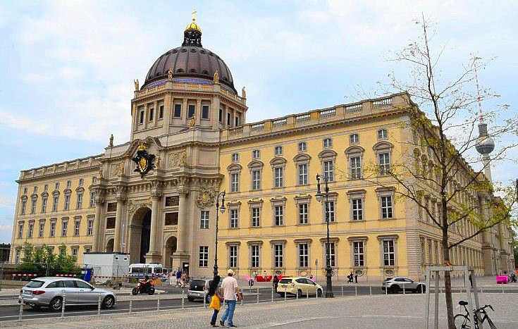 Die rekonstruierten barocken Schlossfassaden.