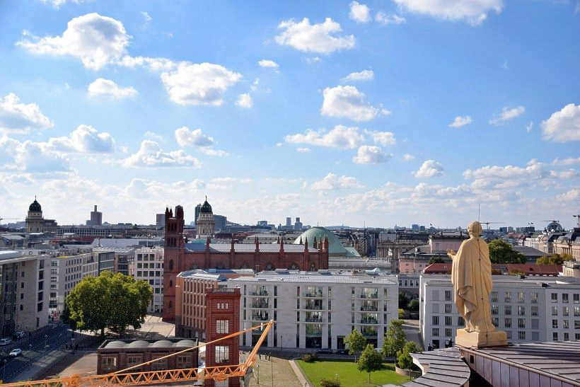 Der Blick von der Dachterrasse des Humboldt Forums zum Schinkel Platz.