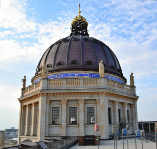 Berliner Schlosskuppel mit den Skulpturen der acht Propheten.