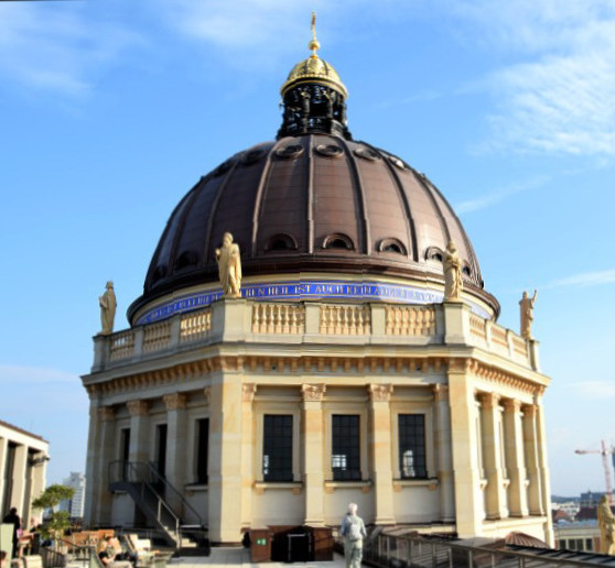 Berliner Schlosskuppel mit den Skulpturen der acht Propheten.