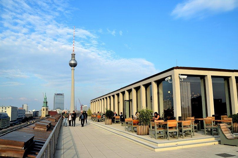 Restaurant auf der Dachterrasse vom Humboldt Forum in Berlin.