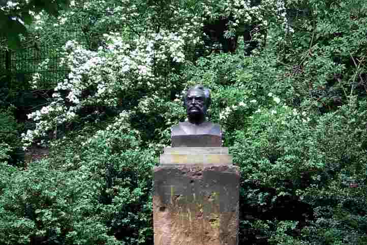 Büste Werner von Siemens im Park Biesdorf.