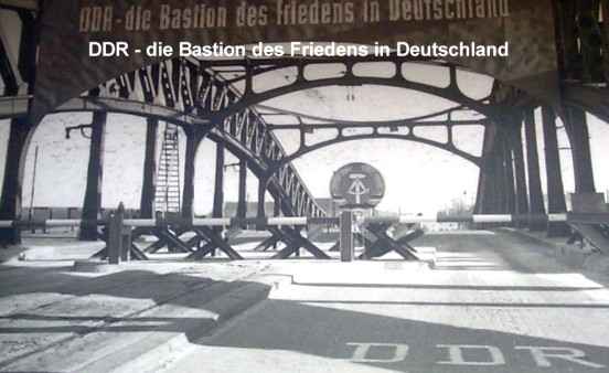 DDR - "die Bastion des Friedens in Deutschland" - gescanntes Foto.