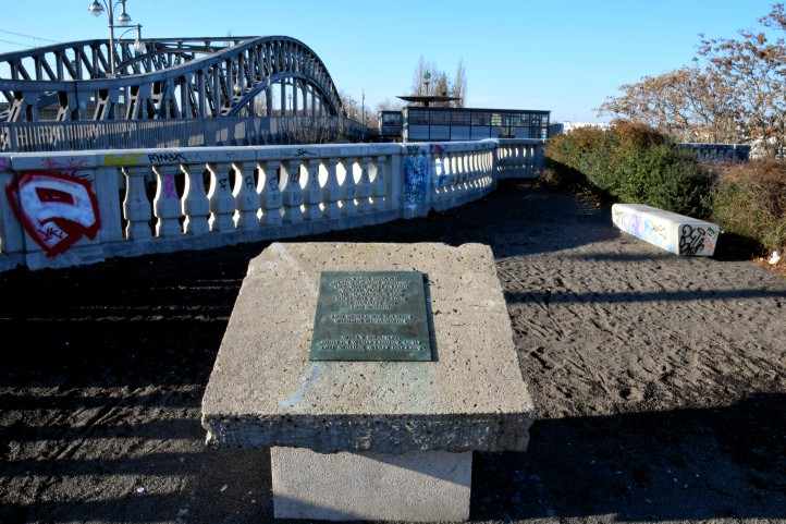 Versetzter Gedenkstein der Maueröffnung Bösebrücke - Bornholmer Str. in Berlin.