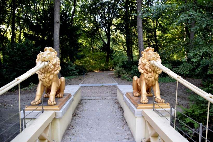 Lwen-Hngebrcke im Groen Tiergarten von Berlin.