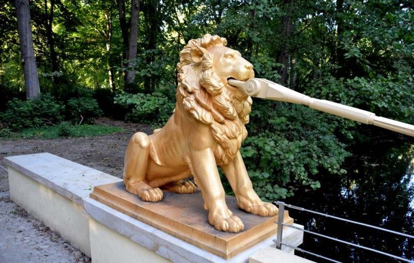 Goldener Lwe an der Hngebrcke im Groen Tiergarten Berlin.
