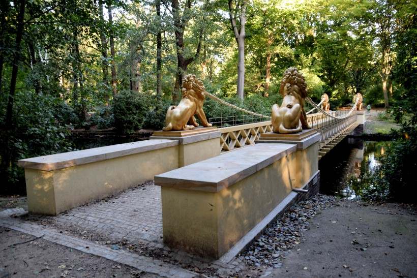 Die neue restaurierte Fugnger-Hngebrcke mit vergoldeten Lwen im Groen Tiergarten Berlin.