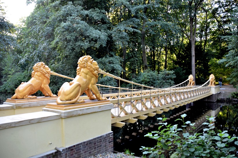 Die neue restaurierte Fugnger-Hngebrcke mit vergoldeten Lwen im Groen Tiergarten Berlin.