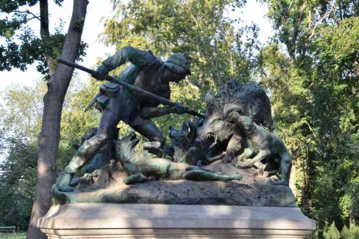Jagdszenen als Skulpturen im Großen Tiergarten in Berlin.