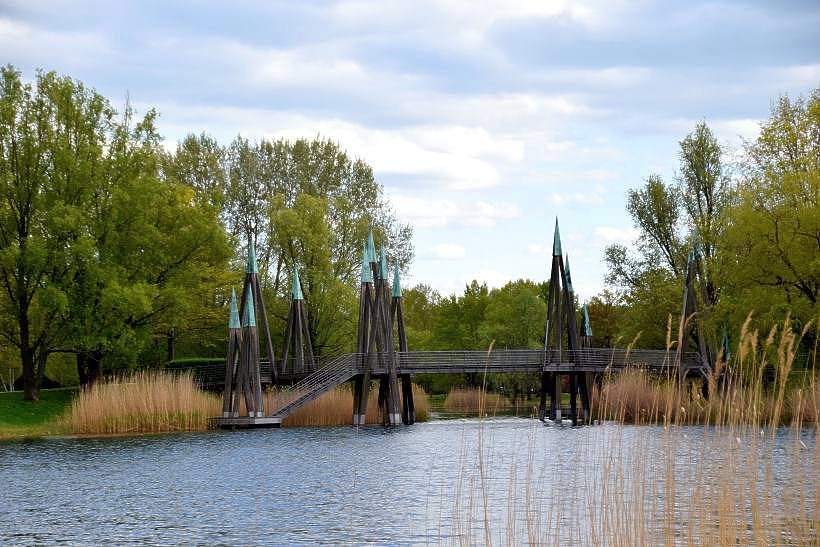 Rhizomatische Brücke im Britzer Garten.