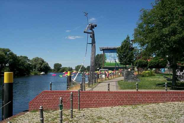 An der Uferpromenade in Premnitz an der Havel