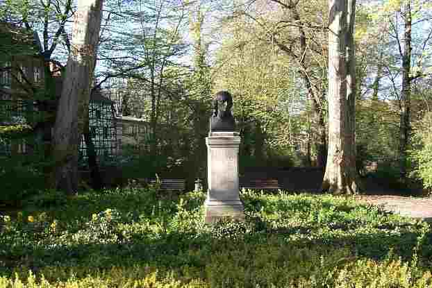 Büste des Friedrich von Schiller in einem Park der Stadt Brandenburg
