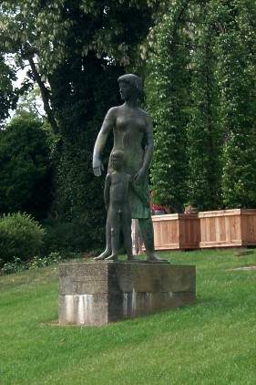 Skulptur "Frieden" - Mutter mit Kind am Weinberg in Brandenburg