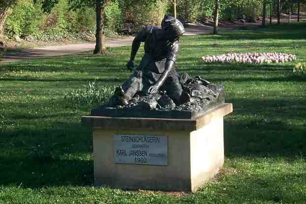 Skulptur Steinschlägerin in einem Park von Brandenburg