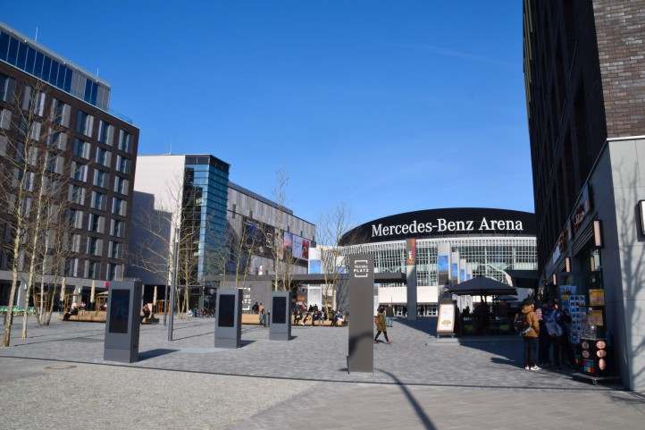 Mercedes Platz vor der Mercedes-Benz Arena in der Mühlenstraße.