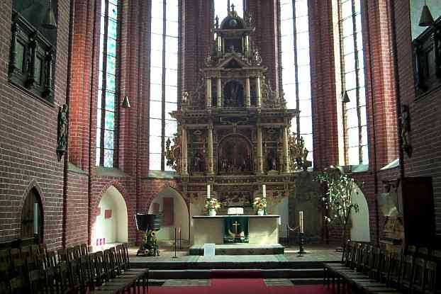 Im Kirchenschiff - Altar der Maria Magdalenen Kirche