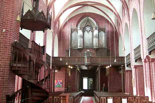 Im Kirchenschiff - die Orgel der Maria Magdalenen Kirche
