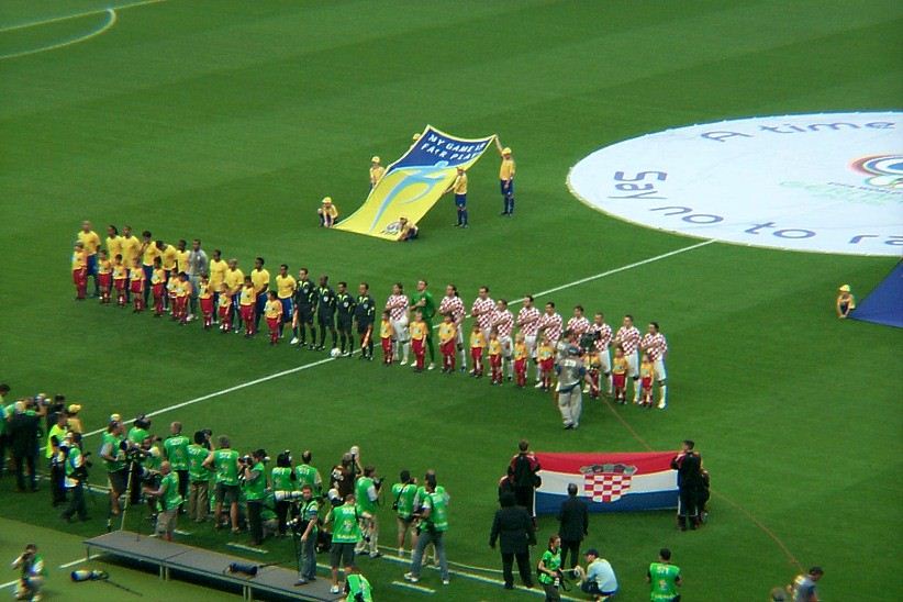 Mannschaftsaufstellung für die Nationalhymnen, Brasilien-Kroatien 2006.