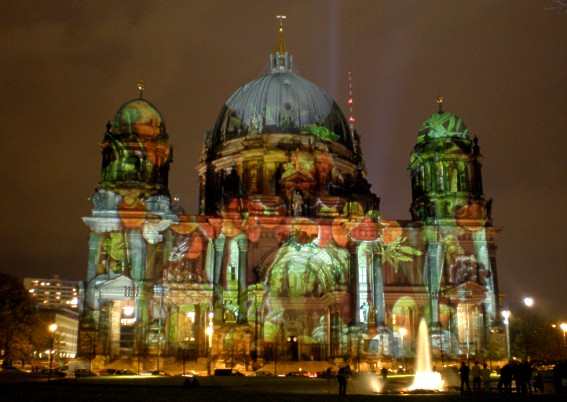 Berliner Dom mit Festival of Lights Beleuchtung