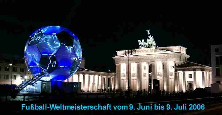 Fußball-Globus auf dem Pariser Platz - Brandenburger Tor in Berlin.
