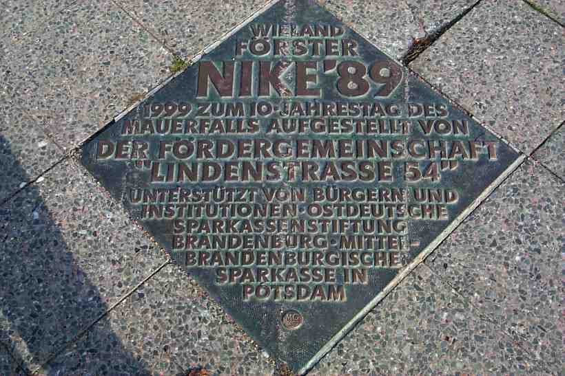 Gedenkplatte an der Glienicker Brücke - Nike 89