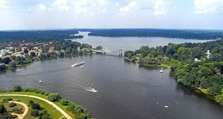 Firma Metz - Luftbildaufnahme mit einer Drohne über der Glienicker Lake