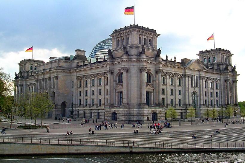 Spreeplatz mit Ufer-Freitreppe am westlichen Reichstagsgebude.