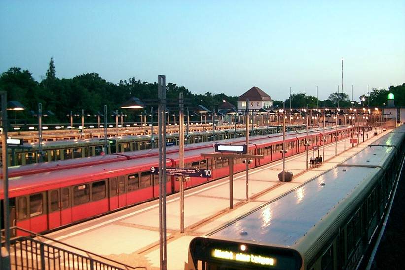 Für den Abtransport der Besucher des Olympiastadions stehen schon S-Bahnzüge bereit.