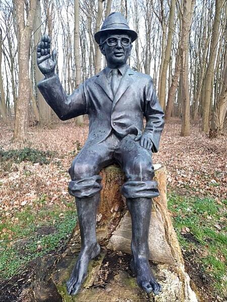 Satirische Skulptur Honeckers auf dem Lehrpfad der unholdigen Personen.