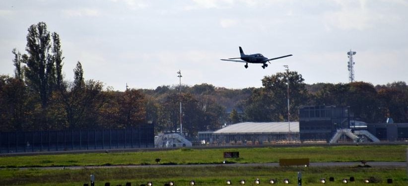 Saatkrähenvertreibung mit Kleinflugzeugen im Tiefflug über Start- und Landebahn Tegel.