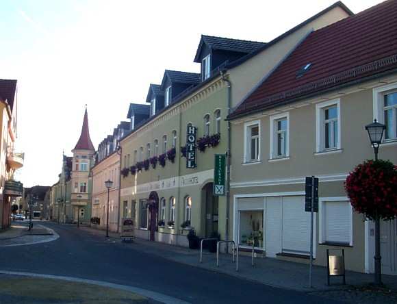 Blick entlang der Hauptstraße von Elsterwerda
