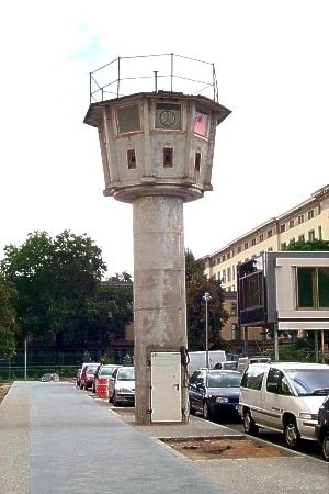  Grenzmauerwachturm  in der Erna-Berga-Str./ Potsdamer Platz. in Berlin.