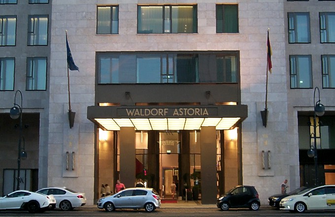 Eingang vom Hotel Waldorf Astoria