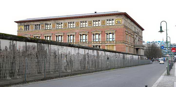 Martin Gropiusbau an der DDR-Mauer