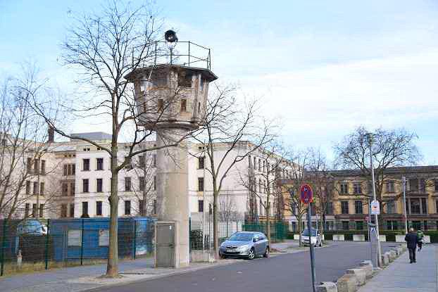 Beobachtungsturm - Grenzmauerwachturm - Nähe Potsdamer Platz. in Berlin