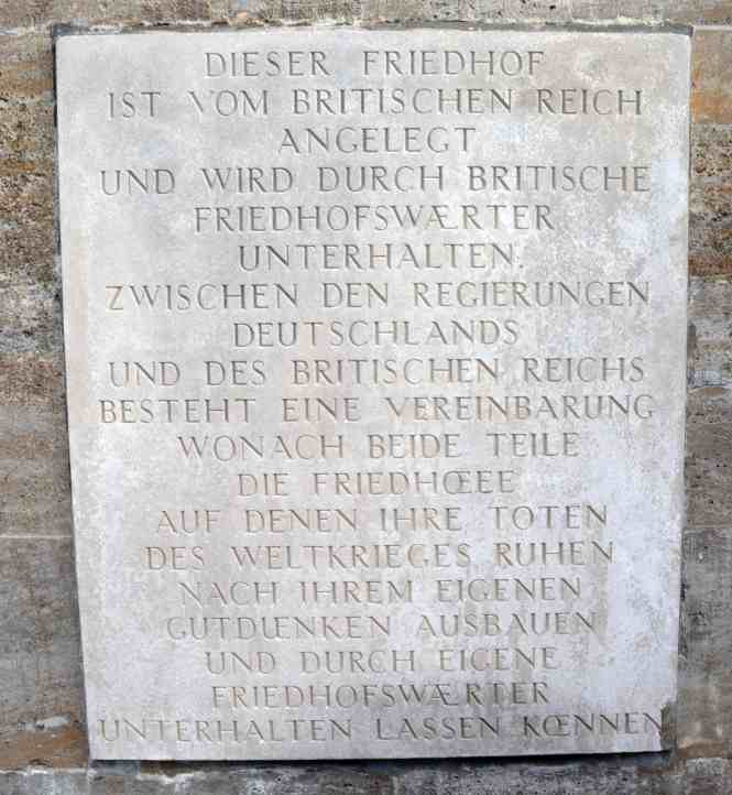 Gedenktafel deutsch - britischer Soldatenfriedhof.